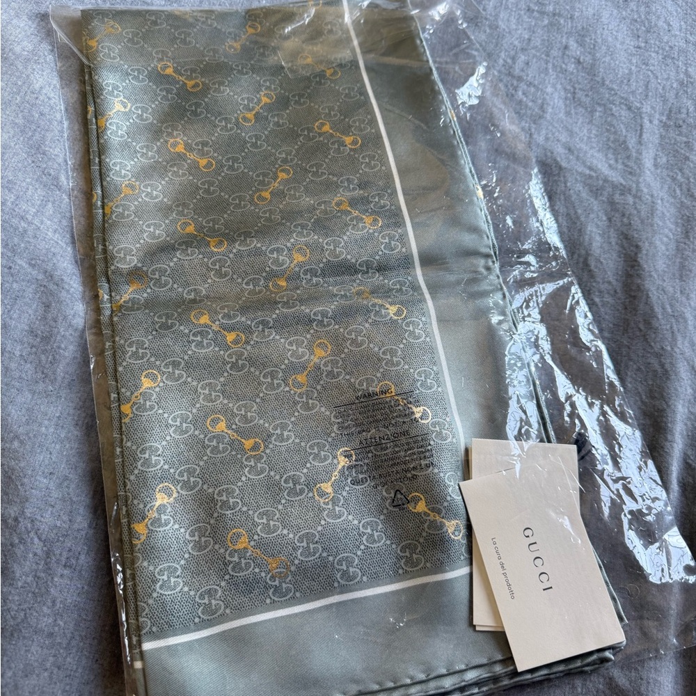 Gucci GG Print with horsebit silk carré, Green and Gold Silk Scarf - Picture 12 of 13